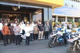 Polda Jatim Bersama Komisi III DPR Bagikan Ribuan Masker dan Sembako