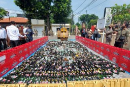Hasil Operasi 2020, Ribuan Botol Miras Dimusnahkan Satpol PP Sidoarjo