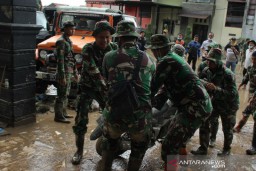 Personel Batalyon Kavaleri 6/Naga Karimata Bantu Korban Banjir
