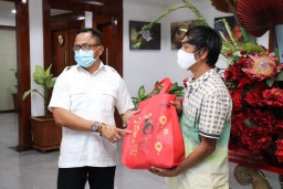 Jelang Natal, Disperindag Maluku Bagikan Paket Sembako