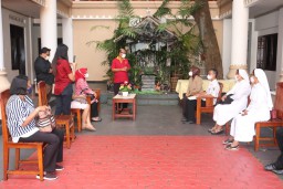 Istri Gubernur Berbagi Kasih Dengan Pengurus Klasis dan Paroki