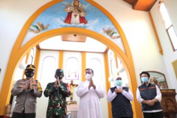 Jelang Natal, Gubernur Khofifah Bersama Forkopimda Jatim Tinjau Gereja