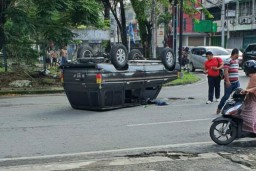 Gara-gara Menerobos Lampu Merah, Kijang Terbalik