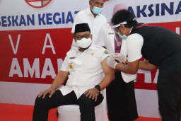 Gubernur Maluku Murad Ismail jadi Orang Pertama yang Divaksin
