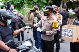 Kampanye Taat Prokes, Polresta Sidoarjo bagi 10 Ribu Masker