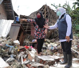 Gubernur Khofifah Siapkan Skema Relokasi dan  Rekonstruksi