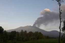 Gunung Raung Sebarkan Abu Vulkanik, Bandara Banyuwangi Ditutup