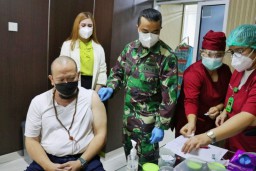 Ketua dan Wakil DPD RI Divaksin Covid-19 Khusus Manula