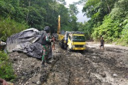 Prajurit TNI Kotis Turun Langsung Tangani Jalan Longsor di Keerom