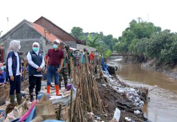 Gubernur Khofifah Indar Parawansa Tinjau Banjir di Probolinggo