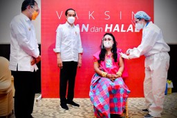 Jokowi Tinjau Vaksinasi Covid-19 di Bogor
