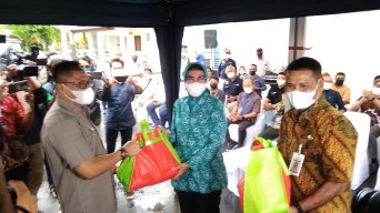 Pemprov Maluku Bagikan  6.375 Paket Sembako Gratis