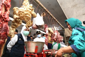 Khofifah dan Gus Ipul  Cek Harga Sembako di Pasar Besar Pasuruan