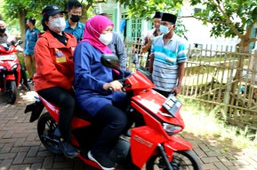 Boncengkan Puan, Khofifah Ajak Keliling Gili Lyang