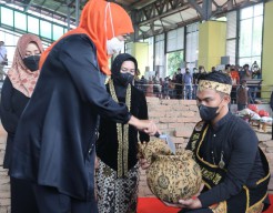 Khofifah Bawa Air dan Tanah Kedaton Majapahit ke IKN Nusantara