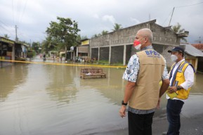 Cek Banjir Purworejo, Ganjar Hibur Pengungsi dan Bagikan Mainan