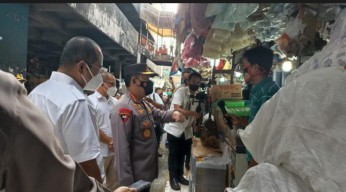 Kapolri Sidak ke Pasar Minggu, Cek Ketersediaan Minyak Goreng