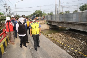 Khofifah Cek Percepatan Revitalisasi Jembatan Ngaglik Lamongan