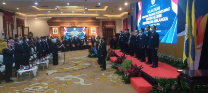 Khofifah Lantik 5 Pengurus Wilayah dan 10 Komisariat Ika Unair