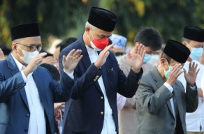 Ganjar Salat Iduladha di Simpang Lima Semarang