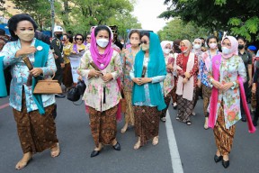 3.000 Perempuan Parade Berkebaya Bersama Ibu Negara