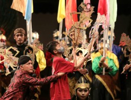 Dalang Cilik Sindhu Dapat Hadiah Handphone dari Ganjar