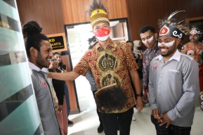 Ganjar Berbagi Kebahagiaan dengan Mahasiswa Asal Papua