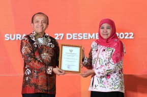 Gubernur Khofifah Raih Penghargaan Pembina Penyuluh Kehutanan