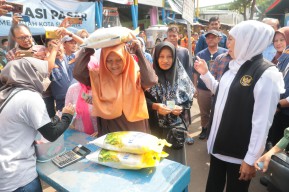 Pemprov Jatim, BULOG dan Pemkab/ Pemkot Se Jatim Gelar Operasi Pasar Beras Murah Berkualitas