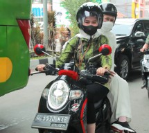 Cerita Khofifah Tiba di Venue Puncak Resepsi Satu Abad NU Dibonceng Skuter Matik Ajudannya