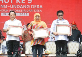 Gubernur Khofifah Terima Penghargaan Gubernur Peduli Kesejahteraan Aparatur Desa