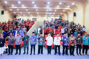 Gubernur Khofifah Tekankan Pentingnya Sosok Pemimpin Negarawan
