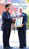Gubernur Khofifah Menerima Penghargaan Tanhana Dharma Mangrva