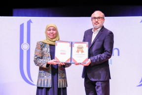 Gubernur Khofifah Raih Honorary Award for Global Peace and Women Empowerment