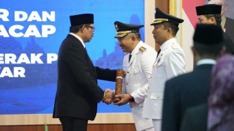Lantik Bupati Karanganyar dan Pj Bupati Cilacap, Nana Kembali Tekankan Netralitas Pemilu 2024