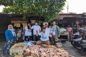 Heboh di Pasar PPI: TKD Prabowo-Gibran Jatim Gelar Kampanye 'Gerakan Makan Gratis'