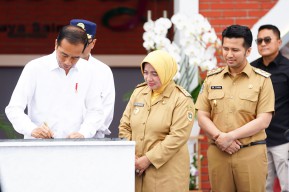 Plt. Gubernur Jatim Emil Dardak Dampingi Presiden Jokowi Resmikan Terminal Purboyo dan Patria