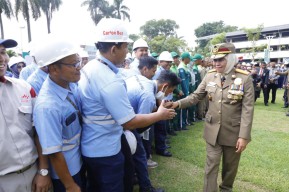 Gubernur Jawa Timur Pimpin Apel Menyongsong Bulan Keselamatan dan Kesehatan Kerja