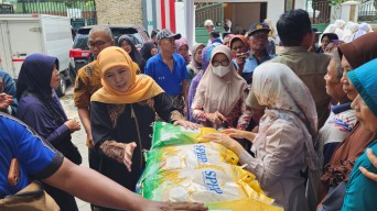 Ketum Muslimat NU Khofifah Gelar Pasar Murah untuk Warga Masyarakat Wonocolo