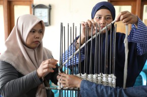 Tambah Pundi Cuan, Emak-Emak Plosokerep pun Dilatih Bikin Keset Perca