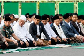 Salat Iduladha di Simpanglima: Presiden Jokowi dan Pj Gubernur Jateng Nana Sudjana Serahkan Hewan Kurban