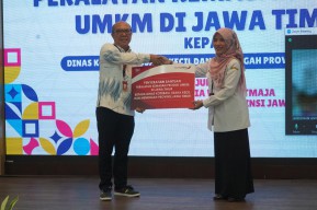 Tingkatkan Daya Saing UMKM,  Bank Jatim Berikan Bantuan Peralatan Kemasan Produk