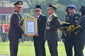 Pj Gubernur Jawa Timur Terima Penghargaan dari Kapolri pada Hari Bhayangkara ke-78