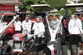 Pemkab Sukoharjo Serahkan Bantuan Alsintan untuk Dukung Pertanian di Tengah Tantangan Iklim