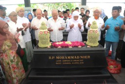 Khofifah Indar Parawansa Ziarah ke Makam Gubernur M Noer di Sampang, Sowan dalam Ikhtiar Pilgub Jatim 2024