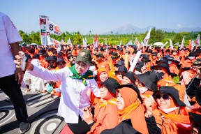 Khofifah Dapat Dukungan Penuh dari 2.500 Emak-Emak PKS dalam Apel Siaga di Lumajang