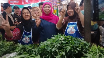 Calon Gubernur Jatim Khofifah Blusukan ke Pasar Paing, Promosikan Kampanye Akbar "Pesta Rakyat Jawa Timur Maju Berprestasi"