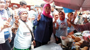 Calon Gubernur Jatim Khofifah Indar Parawansa Blusukan ke Pasar Babaan Surabaya, Jaring Aspirasi Warga