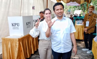 Emil Dardak dan Arumi Bachsin Menyalurkan Hak Suara di Pilgub Jatim 2024