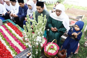 Khofifah Indar Parawansa Lakukan Ziarah Sebelum Menyalurkan Hak Pilih di Pilgub Jawa Timur